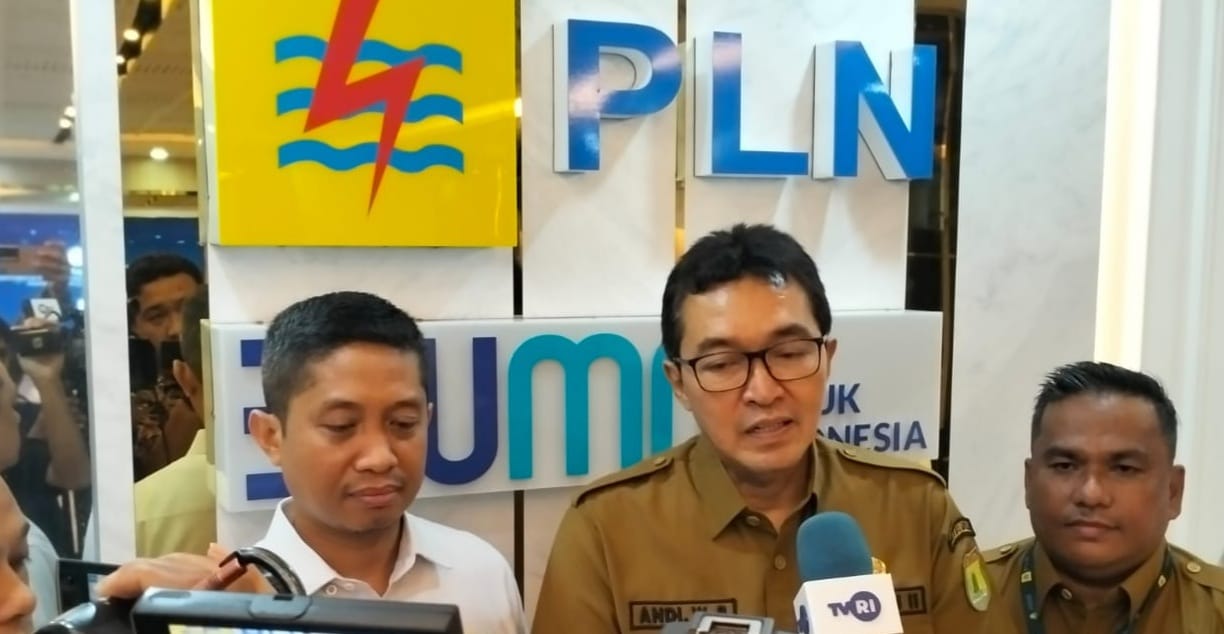 Asisten Bidang Perekonomian dan Pembangunan Pemkab Muba, Andi Wijaya Busroh usai rapat pembahasan jadwal groundbreaking di kantor PLN Palembang, Senin (25/3/2024). Foto: Kominfo Muba.