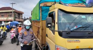Petugas Dishub Palembang menindak truk yang melanggar di Jembatan Musi 6 Palembang, Rabu (27/3/2024). Foto: Sumselheadline/Pitria.