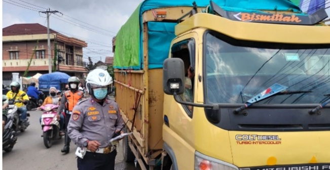 Petugas Dishub Palembang menindak truk yang melanggar di Jembatan Musi 6 Palembang, Rabu (27/3/2024). Foto: Sumselheadline/Pitria.