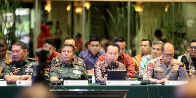 Pj Gubernur Sumsel, Agus Fatoni mengikuti Rapat Koordinasi Khusus (Rakorsus) Antisipasi Kebakaran Hutan dan Lahan (Karhutla). Kegiatan ini diselenggarakan di Gedung Manggala Wanabakti Kementerian Lingkungan Hidup dan Kehutanan (KLHK), Jakarta, Kamis (14/3/2024). Foto: Humas Pemprov Sumsel.