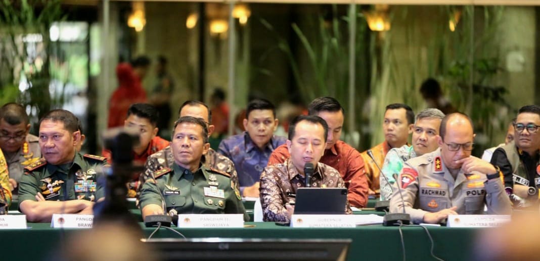 Pj Gubernur Sumsel, Agus Fatoni mengikuti Rapat Koordinasi Khusus (Rakorsus) Antisipasi Kebakaran Hutan dan Lahan (Karhutla). Kegiatan ini diselenggarakan di Gedung Manggala Wanabakti Kementerian Lingkungan Hidup dan Kehutanan (KLHK), Jakarta, Kamis (14/3/2024). Foto: Humas Pemprov Sumsel.