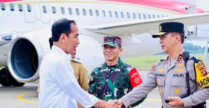 Kapolda Sumsel Irjen A Rachmad Wibowo melepas Presiden Joko Widodo usai berkunjung ke Palembang, Sabtu (2/3/2024). Foto: Sumselheadline/Ela.