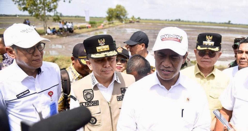 Menteri Pertanian (Mentan) Andi Amran Sulaiman bersama Penjabat (Pj) Gubernur Sumatera Selatan Agus Fatoni saat kunjungi Desa Sumber Hidup, Muara Telang, Banyuasin, Jumat (1/3/2024). Foto: Humas Pemprov Sumsel.