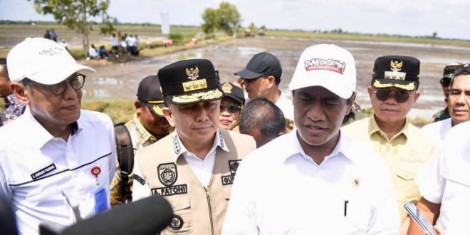 Menteri Pertanian (Mentan) Andi Amran Sulaiman bersama Penjabat (Pj) Gubernur Sumatera Selatan Agus Fatoni saat kunjungi Desa Sumber Hidup, Muara Telang, Banyuasin, Jumat (1/3/2024). Foto: Humas Pemprov Sumsel.