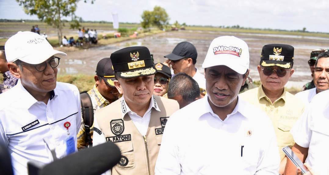 Menteri Pertanian (Mentan) Andi Amran Sulaiman bersama Penjabat (Pj) Gubernur Sumatera Selatan Agus Fatoni saat kunjungi Desa Sumber Hidup, Muara Telang, Banyuasin, Jumat (1/3/2024). Foto: Humas Pemprov Sumsel.