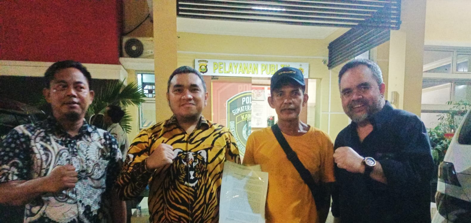 Tim kuasa hukum warga Banyuasin saat mendatngi Polda Sumsel, Jumat (22/3/2024). Foto: SUmselheadline/Ela.