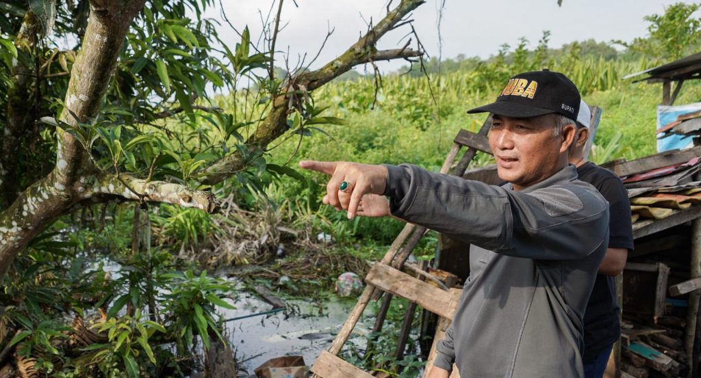 Pj Bupati Muba, Apriyadi saat kegiatan bersih lingkungan. Foto: Dok Kominfo Muba.