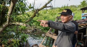 Pj Bupati Muba, Apriyadi saat kegiatan bersih lingkungan. Foto: Dok Kominfo Muba.