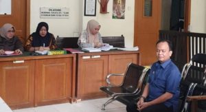 DK, pemohon praperadilan sekaligus tersangka kasus penjualan asrama mahasiswa Sumsel di Yogyakarta, saat hadir di sidang praperadilan PN Palembang, Kamis (28/3/2024). Foto: Sumselheadline/Ela.