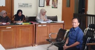 DK, pemohon praperadilan sekaligus tersangka kasus penjualan asrama mahasiswa Sumsel di Yogyakarta, saat hadir di sidang praperadilan PN Palembang, Kamis (28/3/2024). Foto: Sumselheadline/Ela.