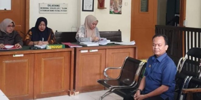 DK, pemohon praperadilan sekaligus tersangka kasus penjualan asrama mahasiswa Sumsel di Yogyakarta, saat hadir di sidang praperadilan PN Palembang, Kamis (28/3/2024). Foto: Sumselheadline/Ela.