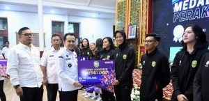 Pj Gubernur Sumsel, Agus Fatoni secara simbolis menyerahkan bonus para atlet yang berprestasi di Porwil, Kamis (28/3/2024). Foto: Humas Pemprov Sumsel.