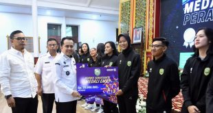 Pj Gubernur Sumsel, Agus Fatoni secara simbolis menyerahkan bonus para atlet yang berprestasi di Porwil, Kamis (28/3/2024). Foto: Humas Pemprov Sumsel.