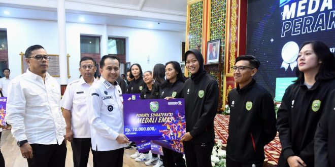 Pj Gubernur Sumsel, Agus Fatoni secara simbolis menyerahkan bonus para atlet yang berprestasi di Porwil, Kamis (28/3/2024). Foto: Humas Pemprov Sumsel.