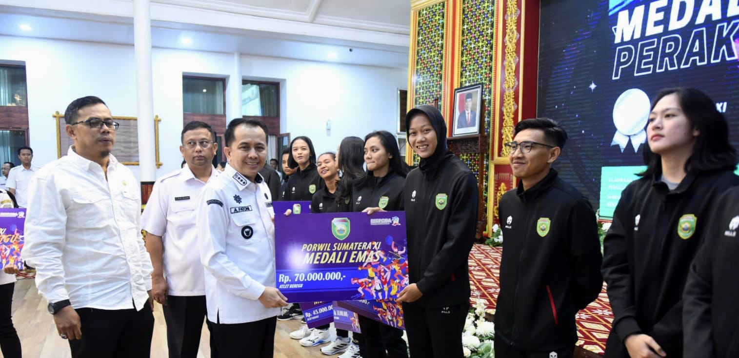 Pj Gubernur Sumsel, Agus Fatoni secara simbolis menyerahkan bonus para atlet yang berprestasi di Porwil, Kamis (28/3/2024). Foto: Humas Pemprov Sumsel.