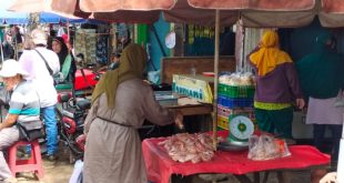 Seorang ibu belanja ayam potong di pasar tradisional di Palembang. Foto: Dok Sumselheadline.