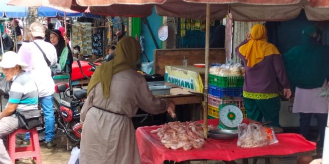 Seorang ibu belanja ayam potong di pasar tradisional di Palembang. Foto: Dok Sumselheadline.