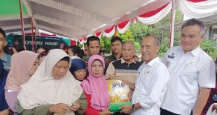 Staf Ahli Bupati Muba Bidang Pembangunan Drs H M Thabrani Rizki saat hadir di operasi pasar di Batanghari Leko, Rabu (20/3/2024). Foto: Kominfo Muba.