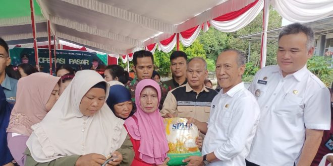 Staf Ahli Bupati Muba Bidang Pembangunan Drs H M Thabrani Rizki saat hadir di operasi pasar di Batanghari Leko, Rabu (20/3/2024). Foto: Kominfo Muba.