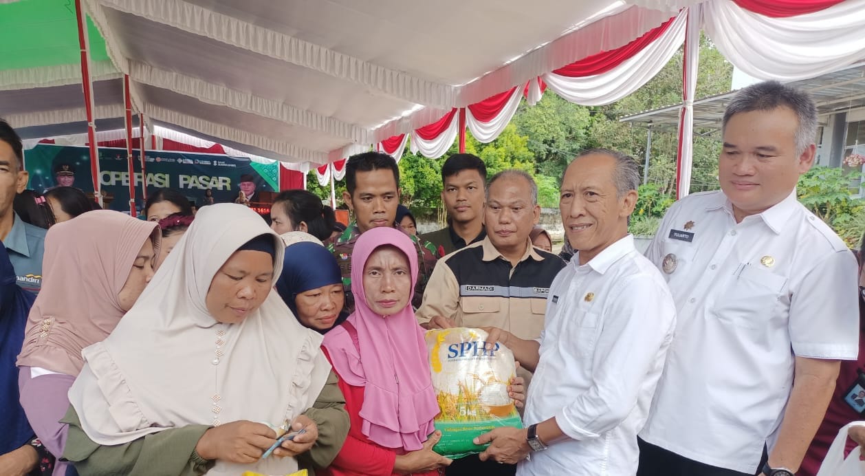 Staf Ahli Bupati Muba Bidang Pembangunan Drs H M Thabrani Rizki saat hadir di operasi pasar di Batanghari Leko, Rabu (20/3/2024). Foto: Kominfo Muba.