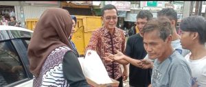 Petugas dari Ditintelkam Polda Sumsel membagikan sembako kepada warga, Jumat (15/3/2024). Foto: Sumselheadline/Fer.