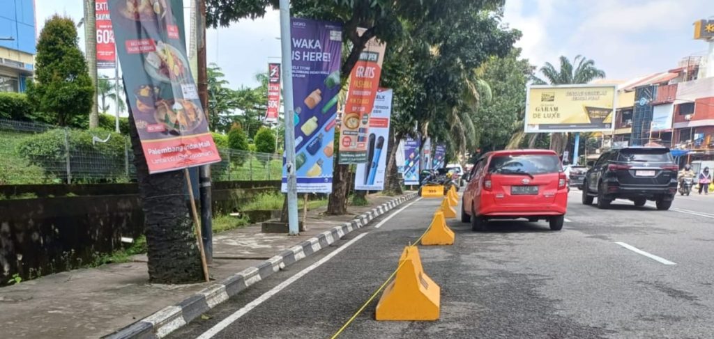 Jalan depan PIM Papembang dipasang barrier, karena sering jadi sumber kemacetan, Senin (25/3/2024). Foto: Sumselheadline/Pitria.