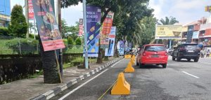 Jalan depan PIM Papembang dipasang barrier, karena sering jadi sumber kemacetan, Senin (25/3/2024). Foto: Sumselheadline/Pitria.