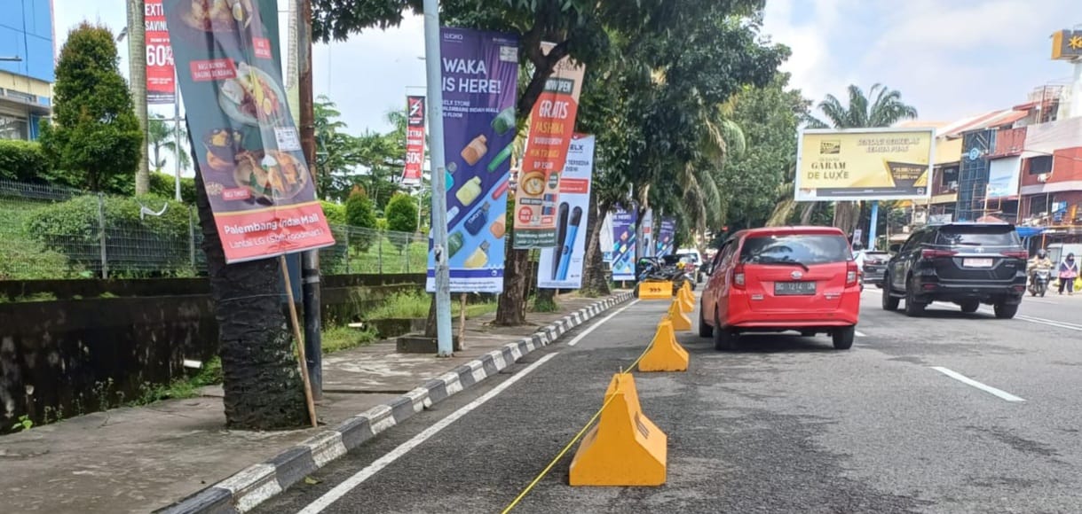 Jalan depan PIM Papembang dipasang barrier, karena sering jadi sumber kemacetan, Senin (25/3/2024). Foto: Sumselheadline/Pitria.