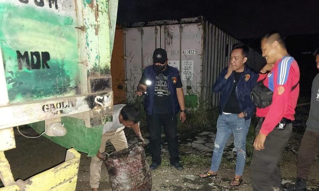 Tim POlda Sumsel menangkap pelaku ilegal minning di Kabupaten OKI, Minggu (17/3/2024). Foto: Dok Polda Sumsel.