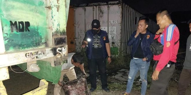 Tim POlda Sumsel menangkap pelaku ilegal minning di Kabupaten OKI, Minggu (17/3/2024). Foto: Dok Polda Sumsel.