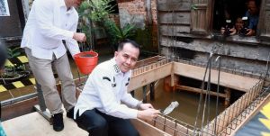 Pj Gubernur Sumsel, Agus Fatoni saat meninjau bedah rumah warga di Palembang. Foto: Dok Humas Pemprov Sumsel.