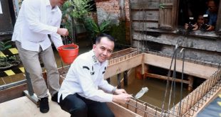 Pj Gubernur Sumsel, Agus Fatoni saat meninjau bedah rumah warga di Palembang. Foto: Dok Humas Pemprov Sumsel.