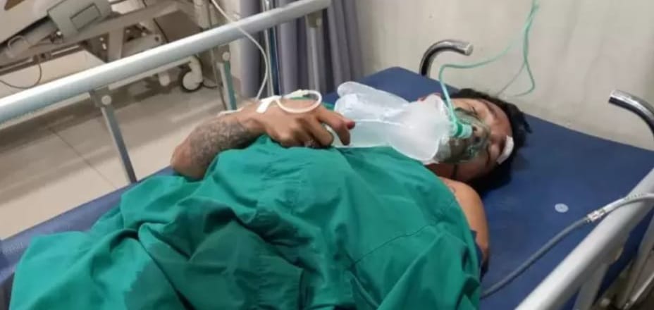 Arianto, warga Lorong Terusan Satu, Kelurahan 5 Ulu, Kecamatan SU I, Palembang, dirawat di RS, akibat dibegal tetangganya seniri, Sabtu (16/3/2024). Foto: Sumselheadline/Ela.