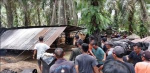 Petugas dan pemilik bangunan, membongkar tempat penyulingan minyak ilegal di kawasan Keluang, Muba, Rabu (27/3/2024). Foto: Dok Polsek Keluang.