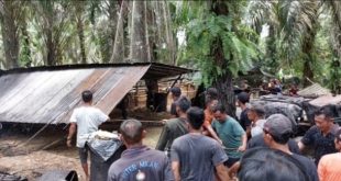 Petugas dan pemilik bangunan, membongkar tempat penyulingan minyak ilegal di kawasan Keluang, Muba, Rabu (27/3/2024). Foto: Dok Polsek Keluang.