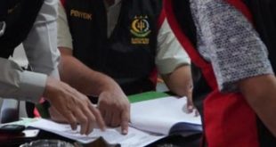 Aparat yang memeriksa berkas saat penggeledahan kantor BPN Sumsel, Jumat (15/3/2024). Foto: Sumselheadline/Ela.