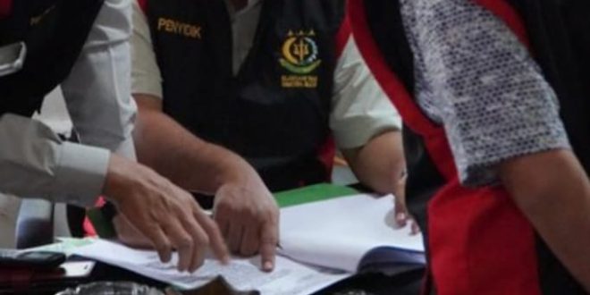 Aparat yang memeriksa berkas saat penggeledahan kantor BPN Sumsel, Jumat (15/3/2024). Foto: Sumselheadline/Ela.