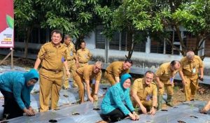 Plh Sekretaris Daerah (Sekda) Provinsi Sumsel Drs H Edward Candra, MH saat gerakan tanam cabai di SMKN Sumsel, Senin (4/3/2024). Foto: Sumselheadline/Fer.