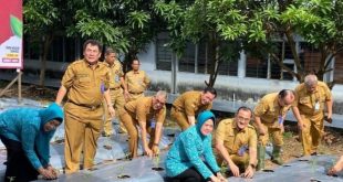Plh Sekretaris Daerah (Sekda) Provinsi Sumsel Drs H Edward Candra, MH saat gerakan tanam cabai di SMKN Sumsel, Senin (4/3/2024). Foto: Sumselheadline/Fer.