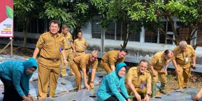 Plh Sekretaris Daerah (Sekda) Provinsi Sumsel Drs H Edward Candra, MH saat gerakan tanam cabai di SMKN Sumsel, Senin (4/3/2024). Foto: Sumselheadline/Fer.
