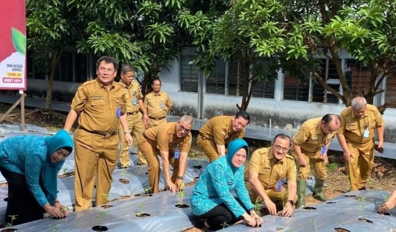 Plh Sekretaris Daerah (Sekda) Provinsi Sumsel Drs H Edward Candra, MH saat gerakan tanam cabai di SMKN Sumsel, Senin (4/3/2024). Foto: Sumselheadline/Fer.