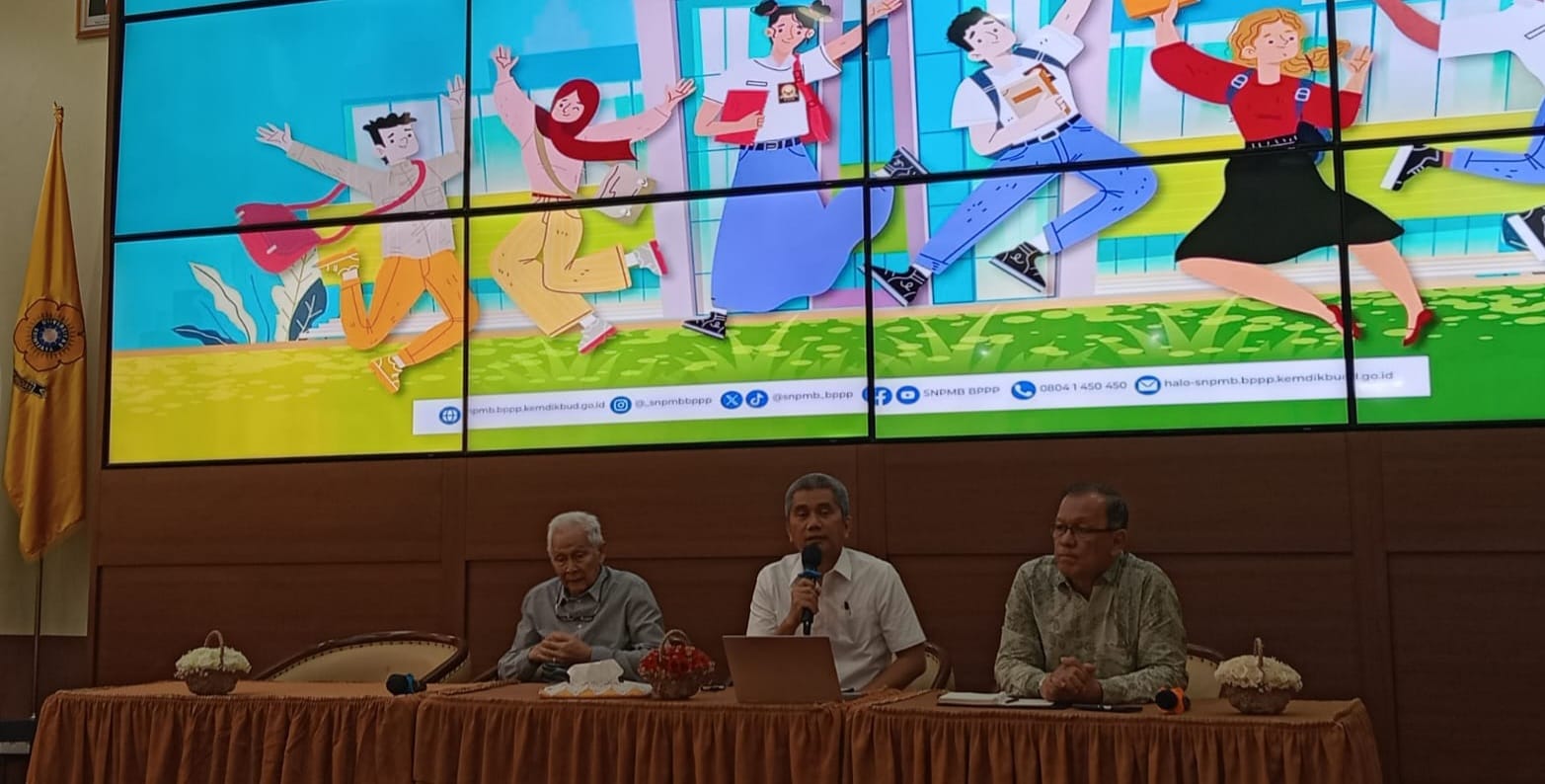 Rektor Unsri Prof Taufiq Marwa ketika memberikan keterangan pers menjelang pengumuman serentak nasional calon mahasiswa yang lolos SNBP. Foto: Sumselheadline/Fer.