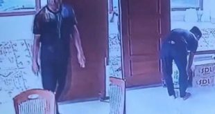 Pencuri di Masjid Al Abror TQN PP Suryalaya yang beralamat di Jalan Gubernur HA Bastari, Lorong Kelekar, Kelurahan Silaberanti, terekam CCTV. Foto: screenshot medsos.