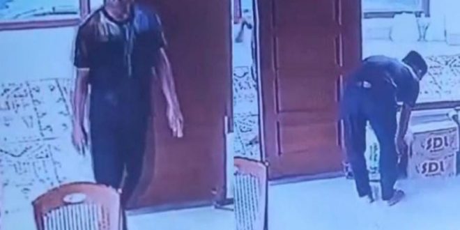 Pencuri di Masjid Al Abror TQN PP Suryalaya yang beralamat di Jalan Gubernur HA Bastari, Lorong Kelekar, Kelurahan Silaberanti, terekam CCTV. Foto: screenshot medsos.