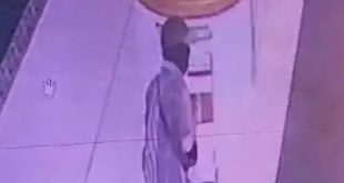Aksi pencuri kotal amal masjid terekam CCTV, Kamis (28/3/2024). Foto: screenshot medsos.