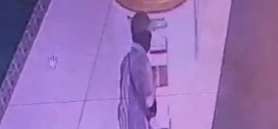 Aksi pencuri kotal amal masjid terekam CCTV, Kamis (28/3/2024). Foto: screenshot medsos.