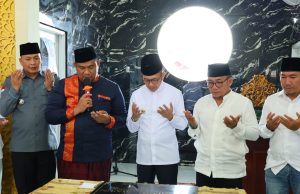 Pj Walikota Palembang, Ratu Dewa berdoa usai meresmikan Masjid Alma'un di Jalan Tanjung Barangan. Foto: Dinkominfo Palembang.