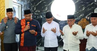 Pj Walikota Palembang, Ratu Dewa berdoa usai meresmikan Masjid Alma'un di Jalan Tanjung Barangan. Foto: Dinkominfo Palembang.