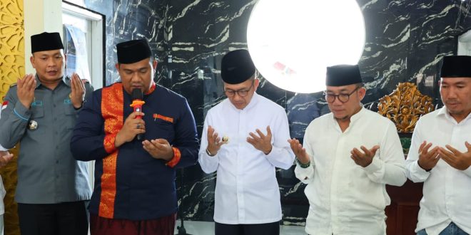 Pj Walikota Palembang, Ratu Dewa berdoa usai meresmikan Masjid Alma'un di Jalan Tanjung Barangan. Foto: Dinkominfo Palembang.