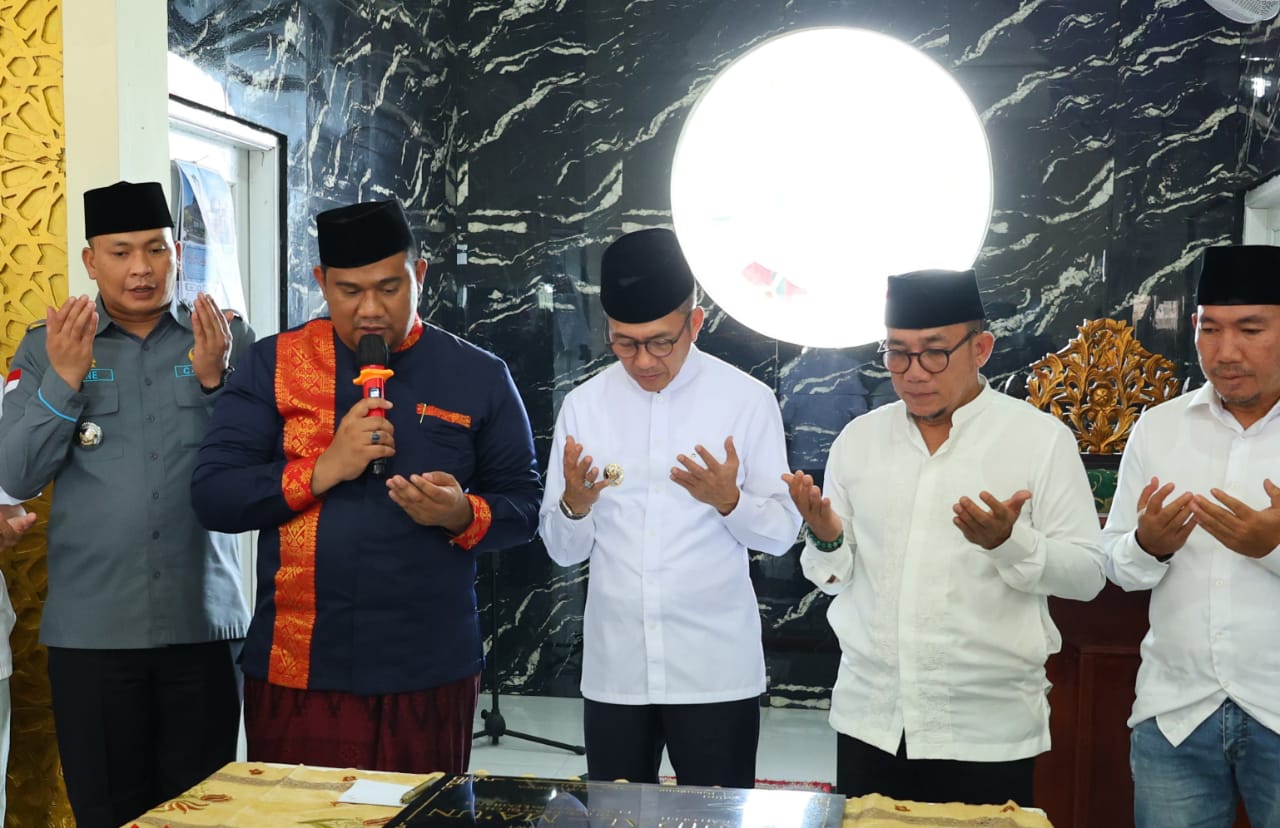 Pj Walikota Palembang, Ratu Dewa berdoa usai meresmikan Masjid Alma'un di Jalan Tanjung Barangan. Foto: Dinkominfo Palembang.